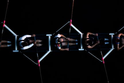 Photo by Josh Calabrese Success Stories die die Teamarbeit verbinden